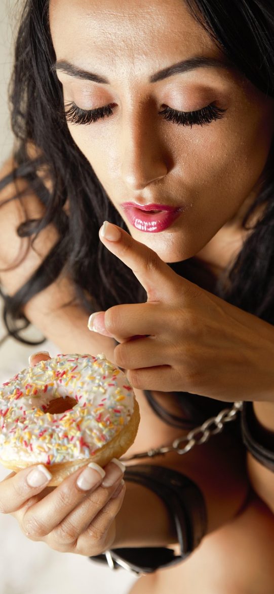 struggle App 清单界面截图，按完成成本分成快、中、慢三组，每组标题为金色衬线字体，条目间距宽松